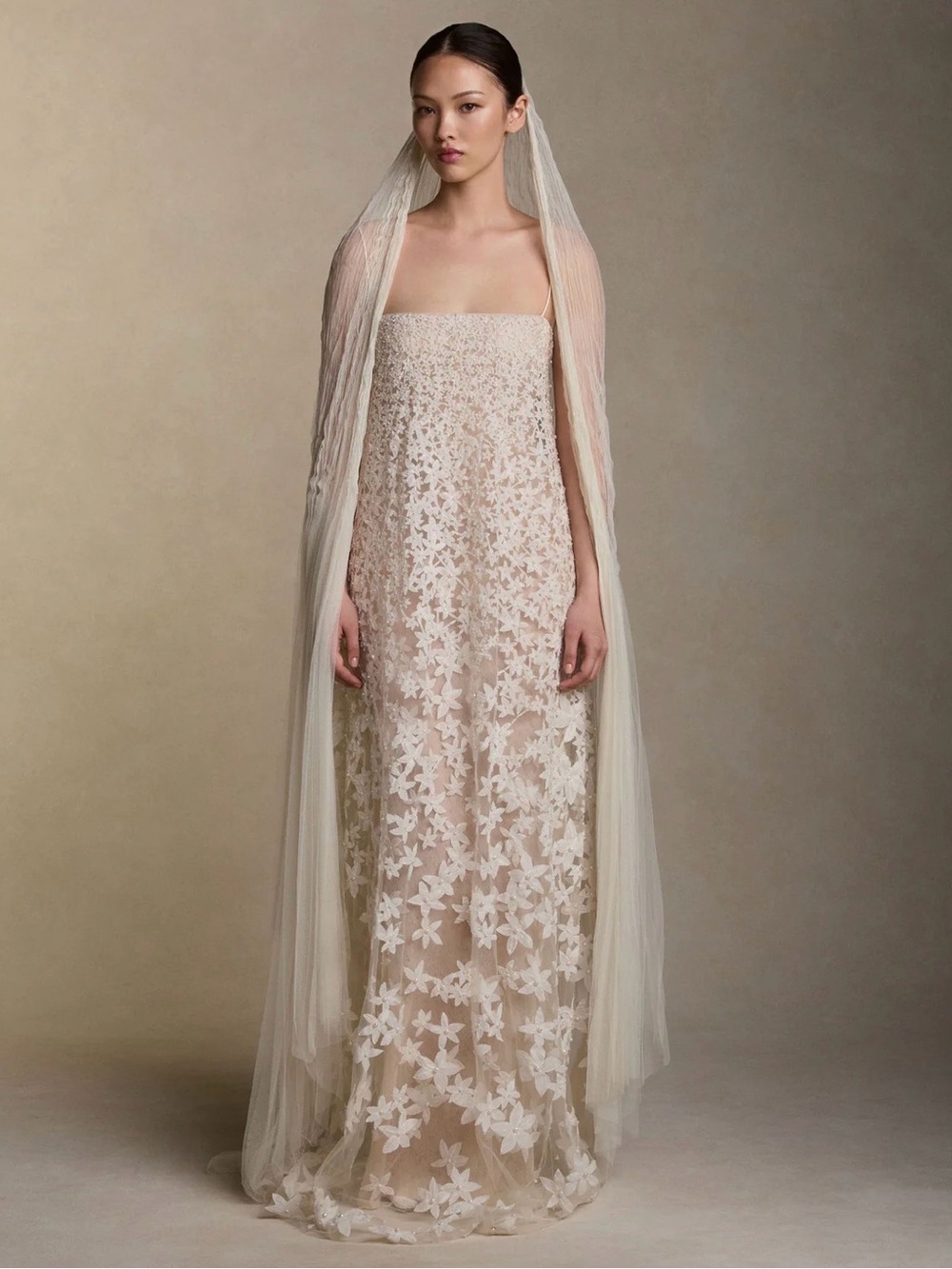 Danielle Frankel Pleated Handkerchief Veil
— Floor in Pearl. NWT Retail $1490
